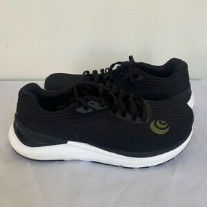 Topo Athletic Ultrafly 3 Mens size 9.5 US Black Olive Running Shoes Sneakers